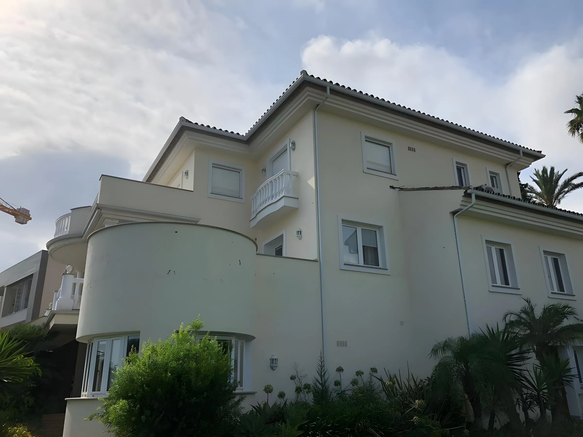 Antes: La villa desde el jardín