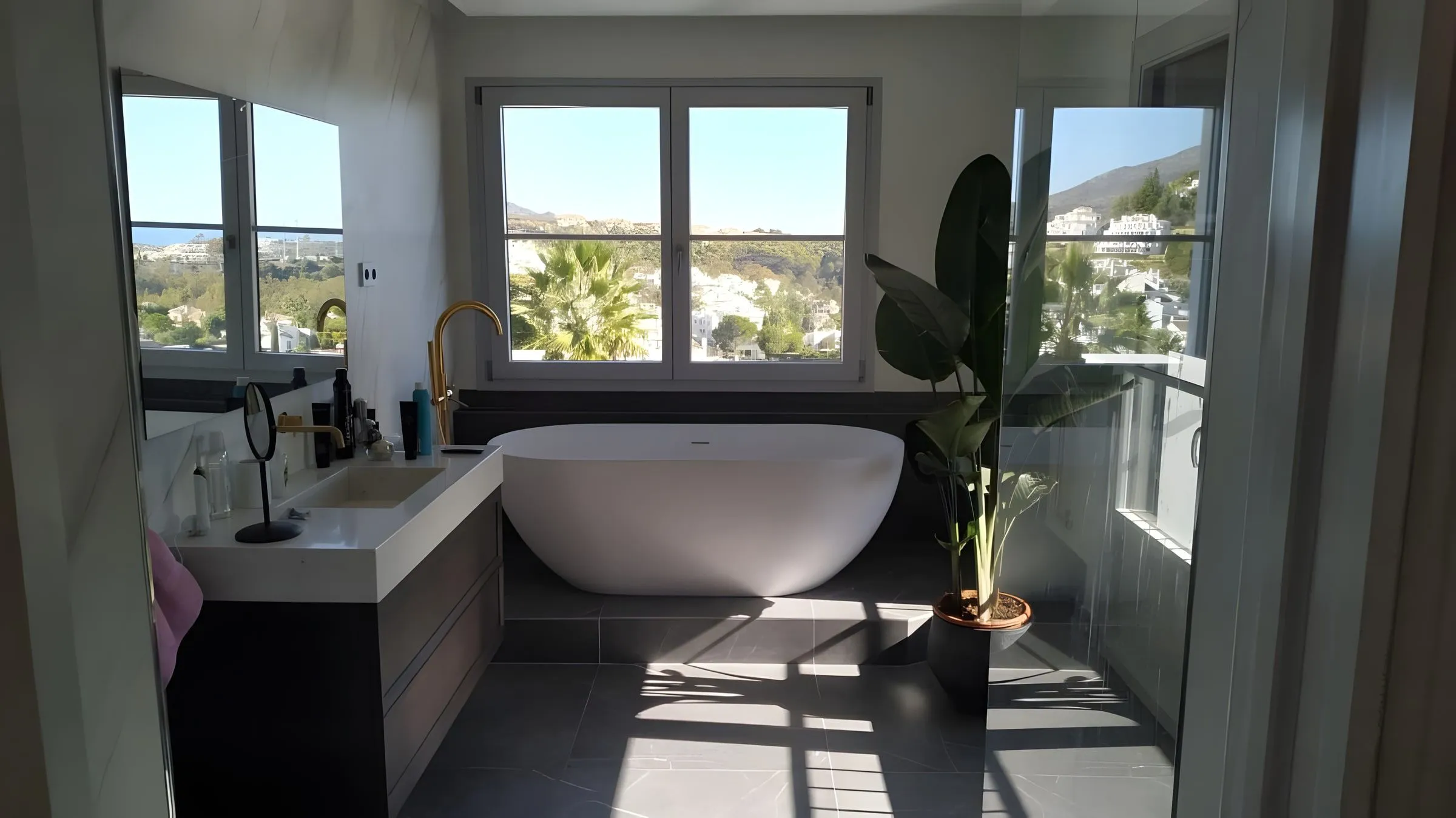 Baño con bañera exenta y ventanales