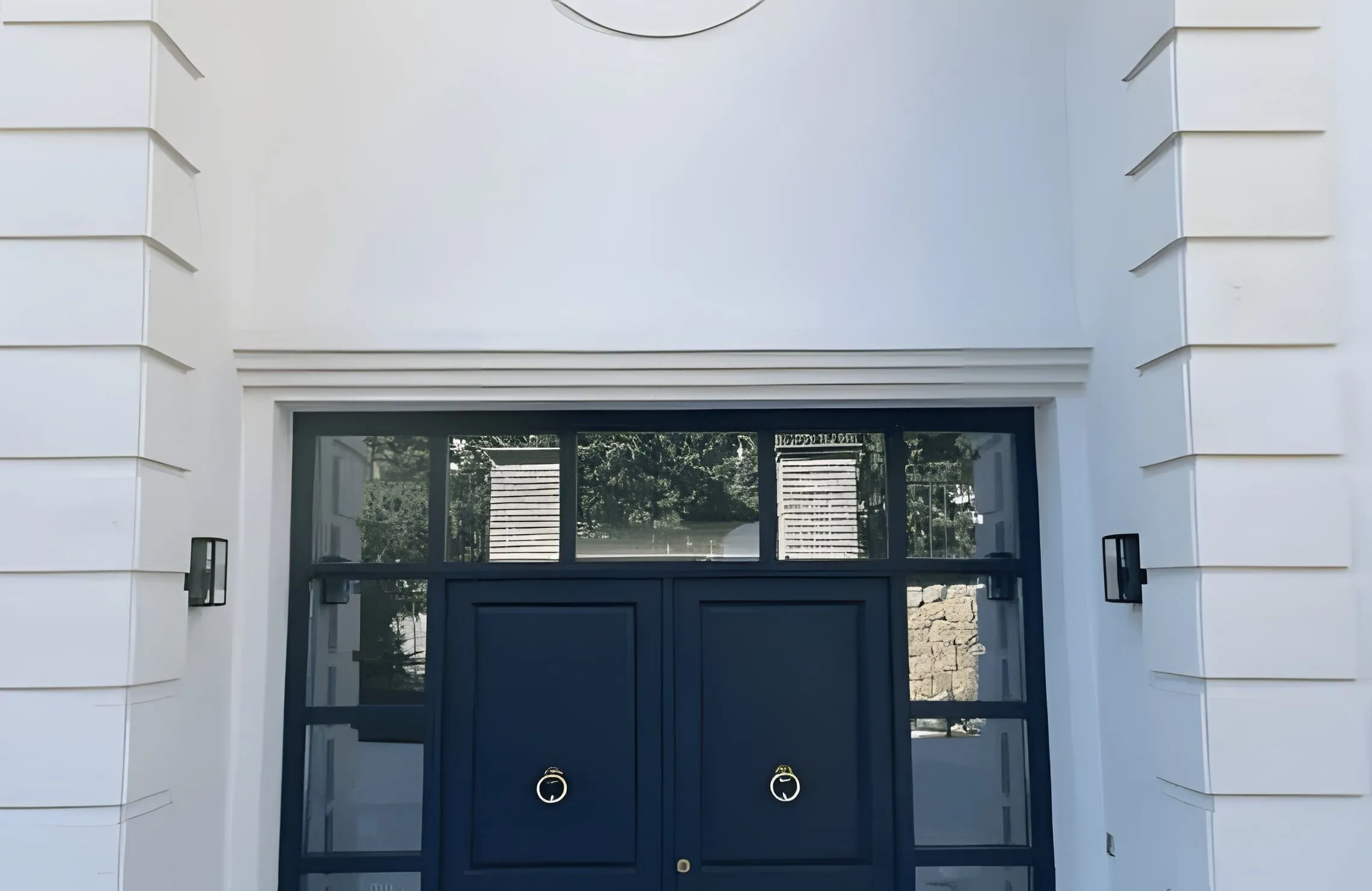 Puerta de entrada con molduras blancas