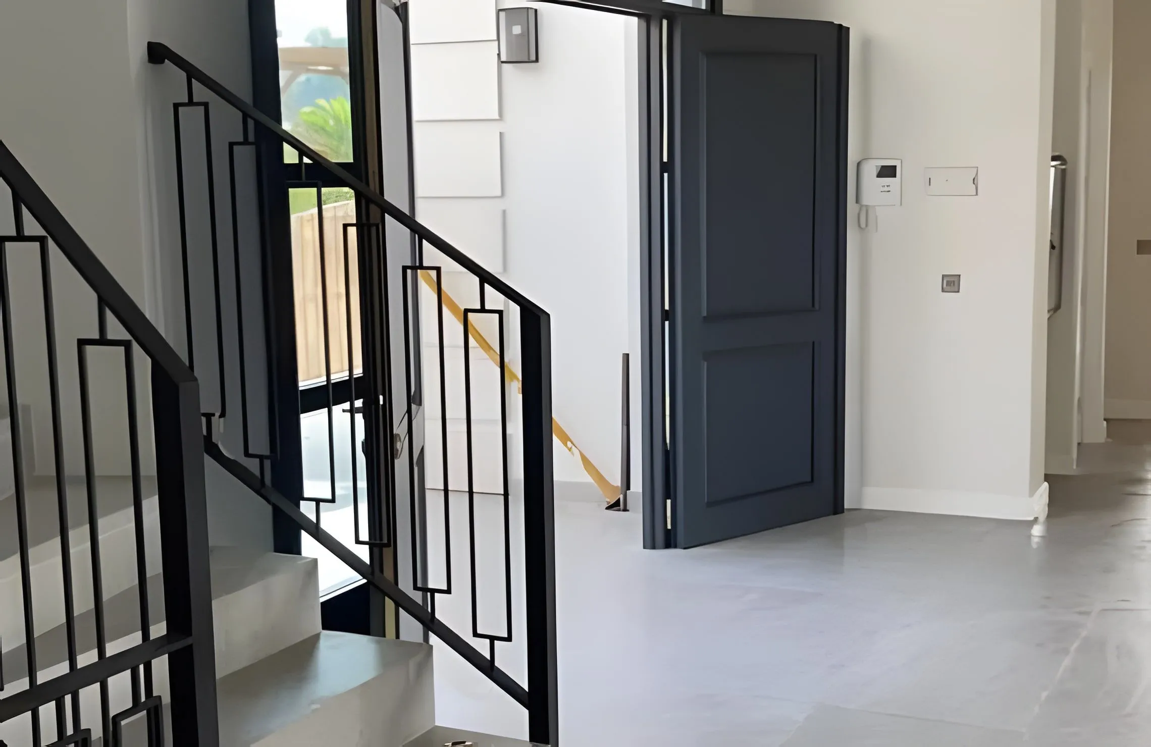 Escalera con barandilla de forja