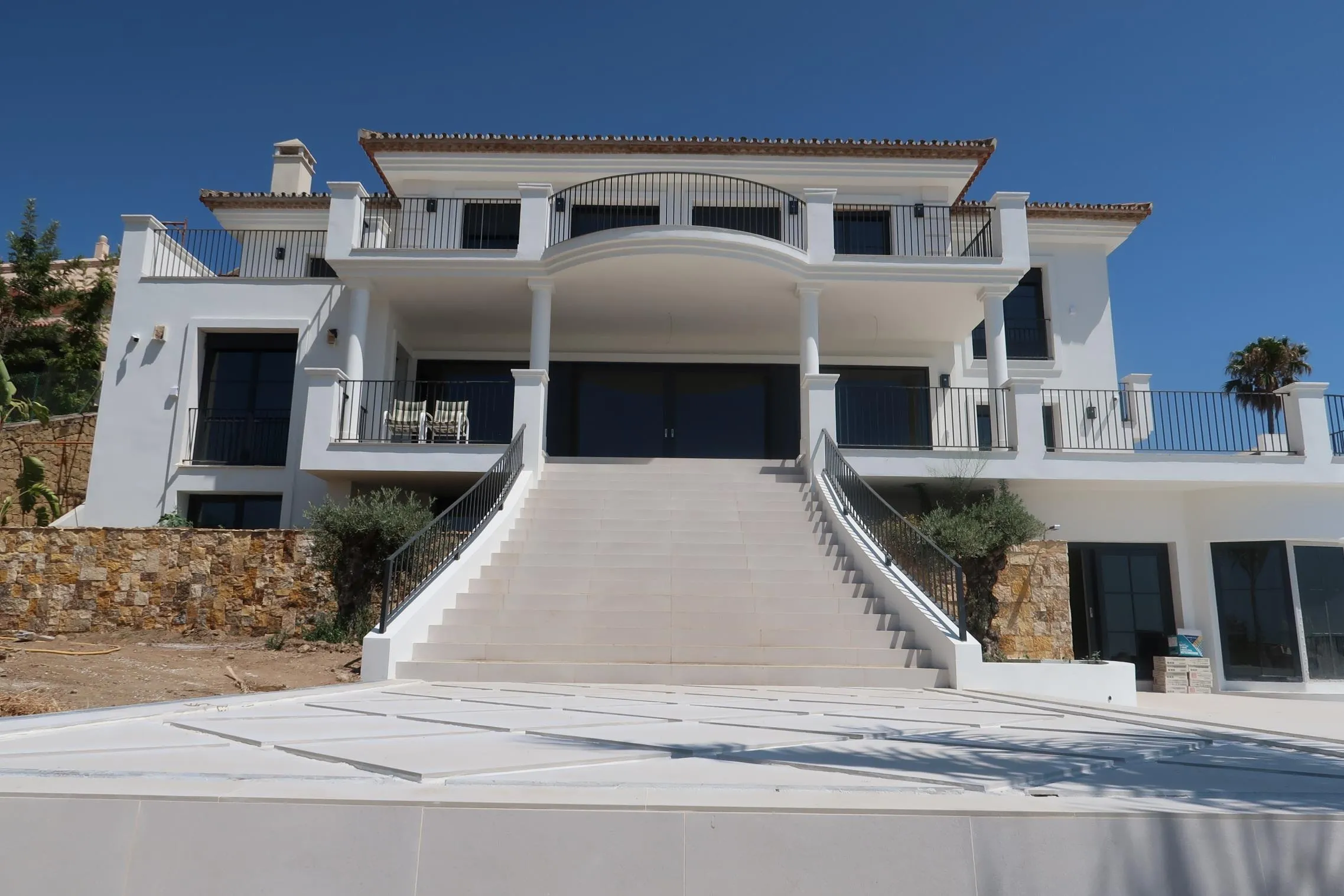 White villa with grand staircase in Puerto Banús