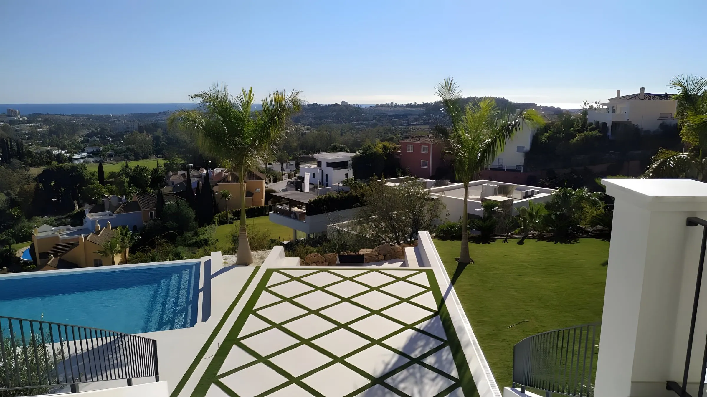 Piscina y jardín con vistas al mar