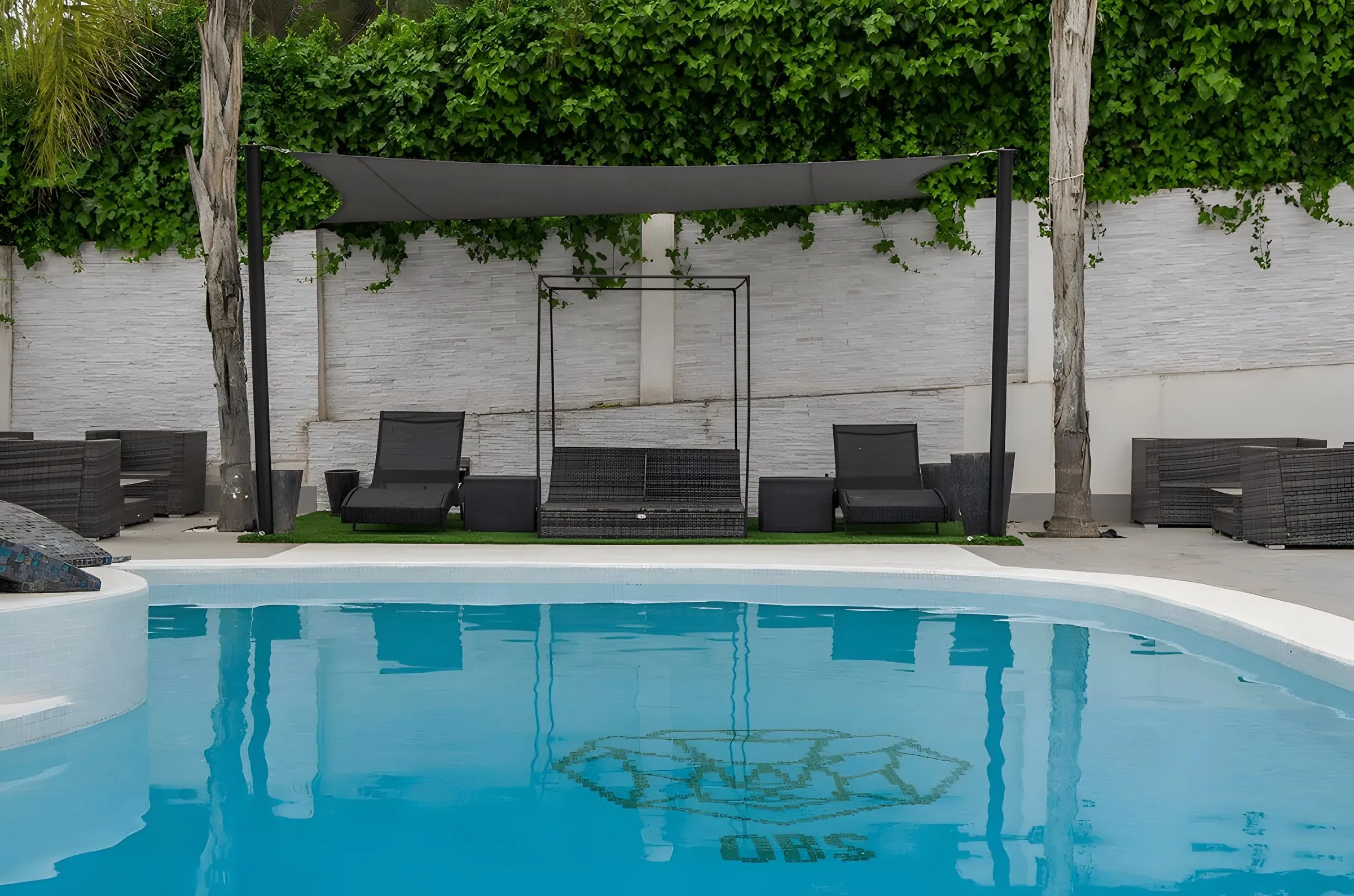 Piscina reformada con pérgola y zona de descanso