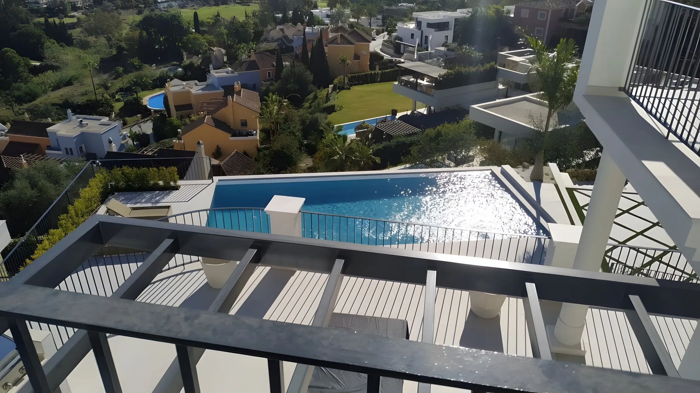Piscina desbordante vista desde la terraza
