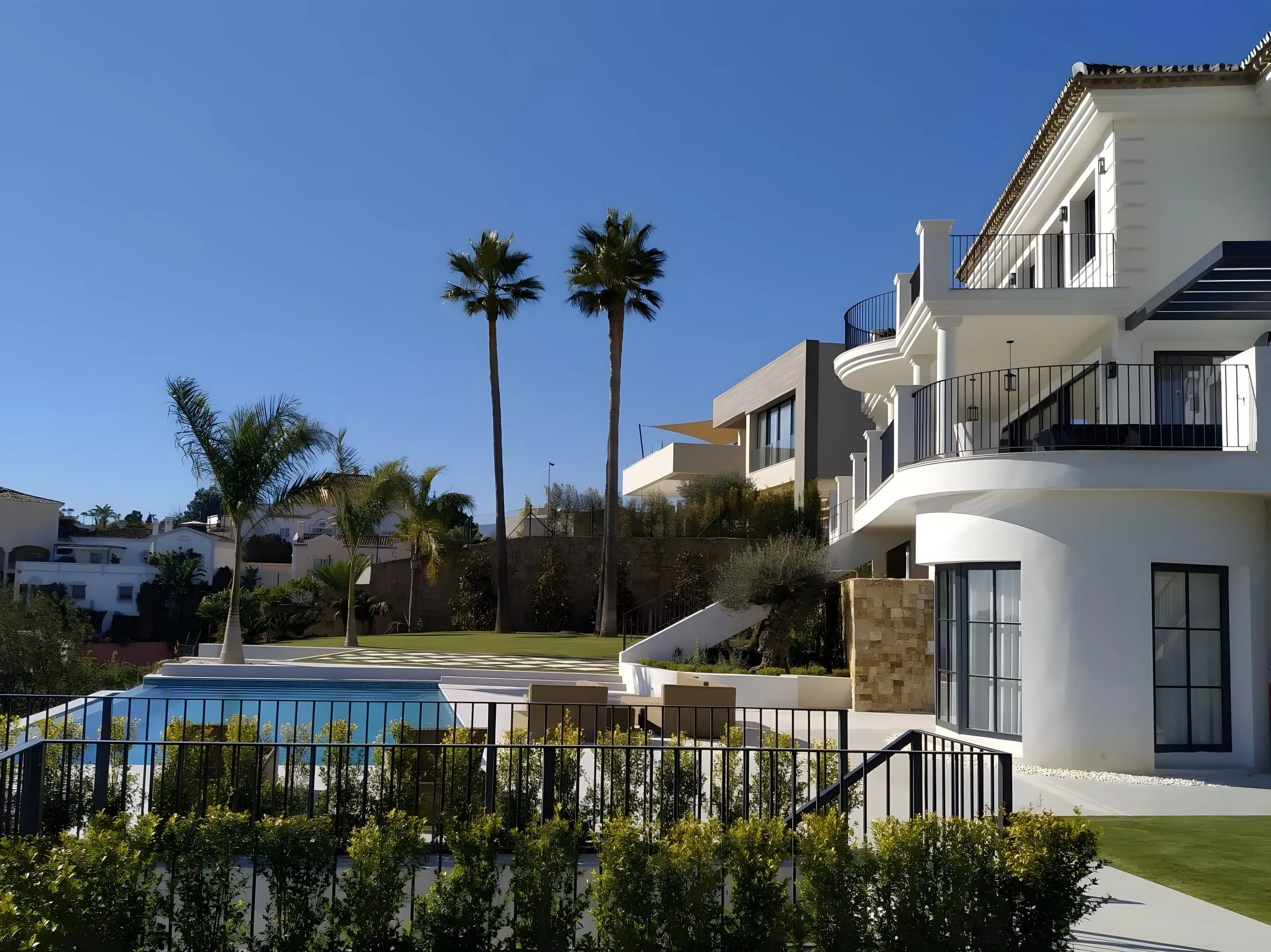 Renovated white villa with pool, palm trees and garden in Puerto Banús
