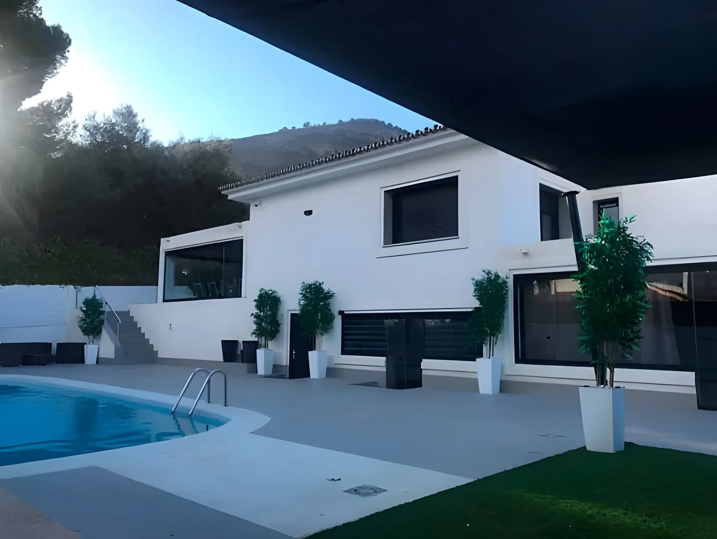 Después: Fachada y piscina