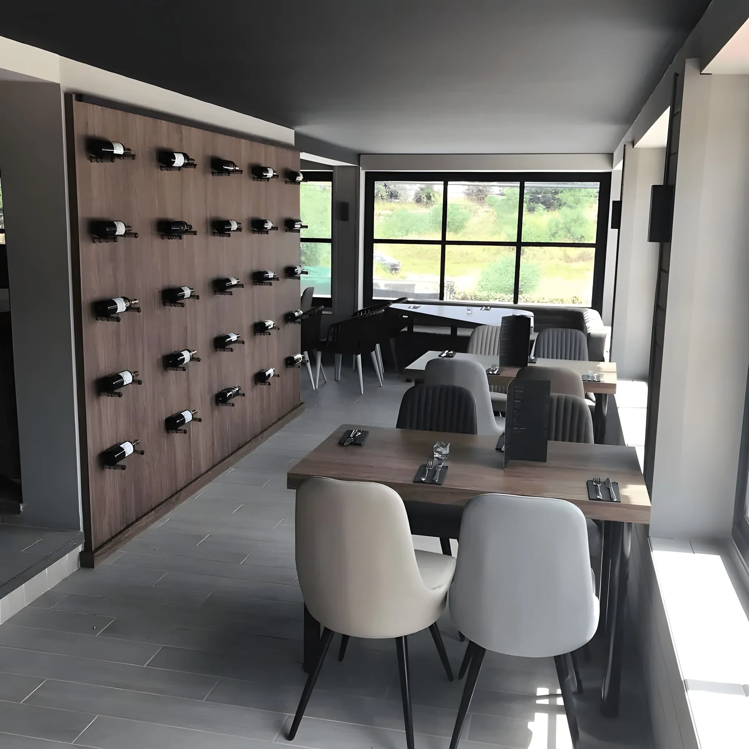 Sala del restaurante con botellero de madera