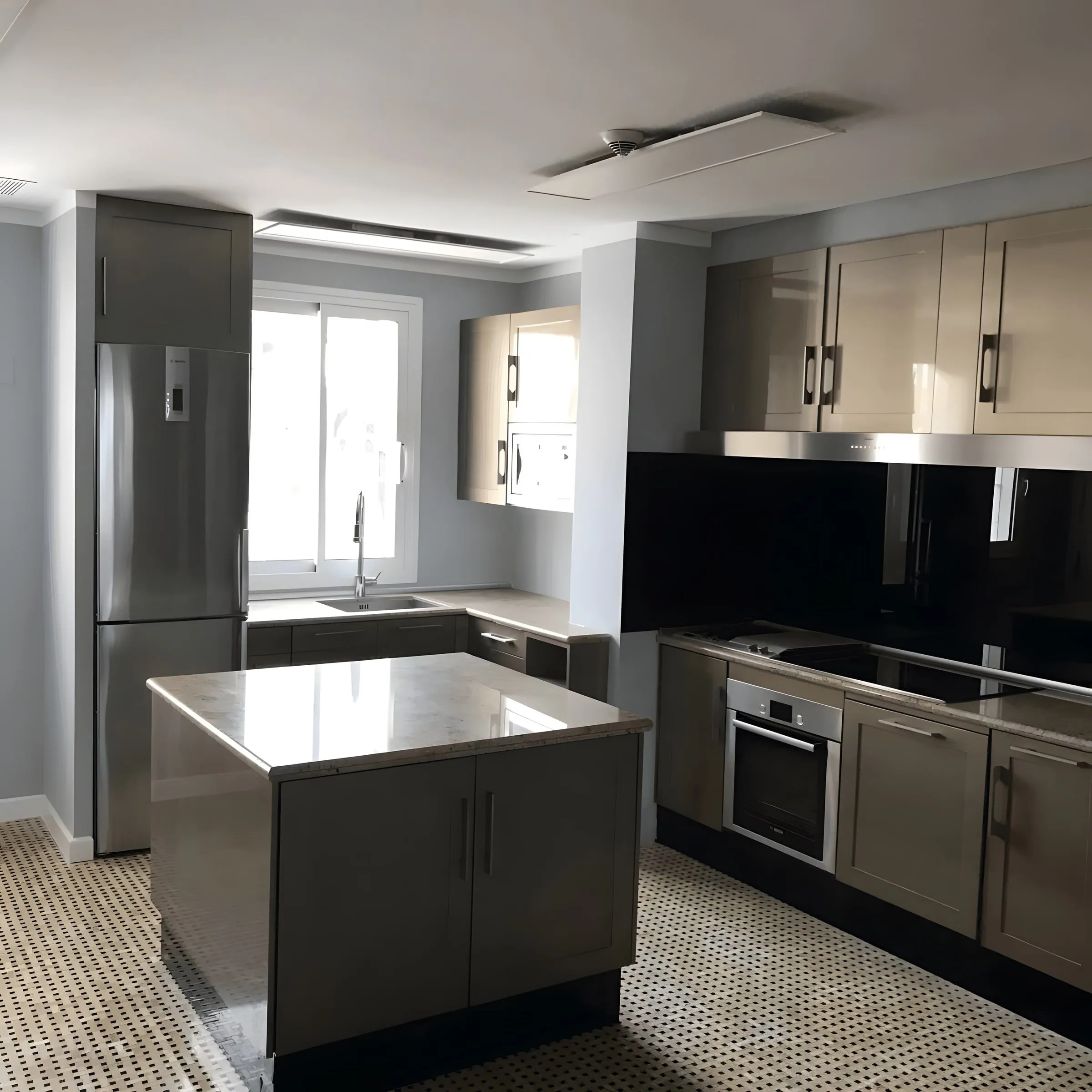 Cocina con isla de piedra