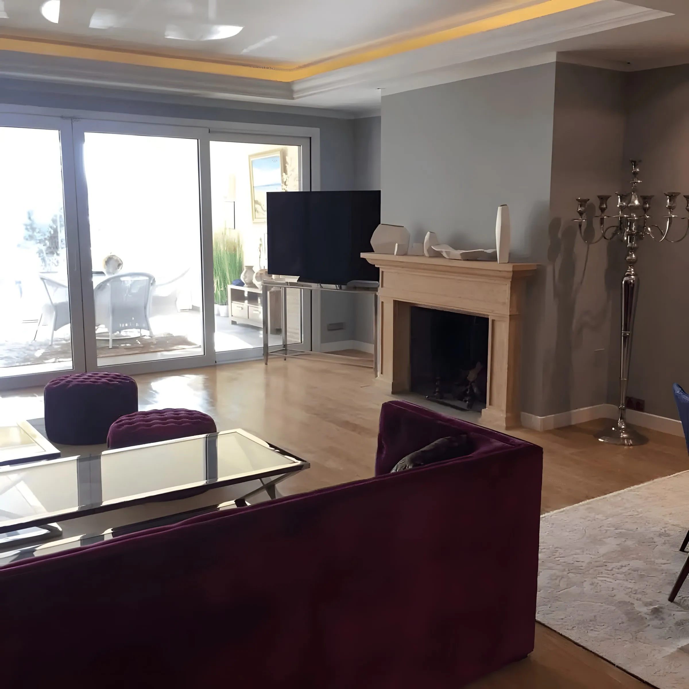 Salón con chimenea y salida a la terraza