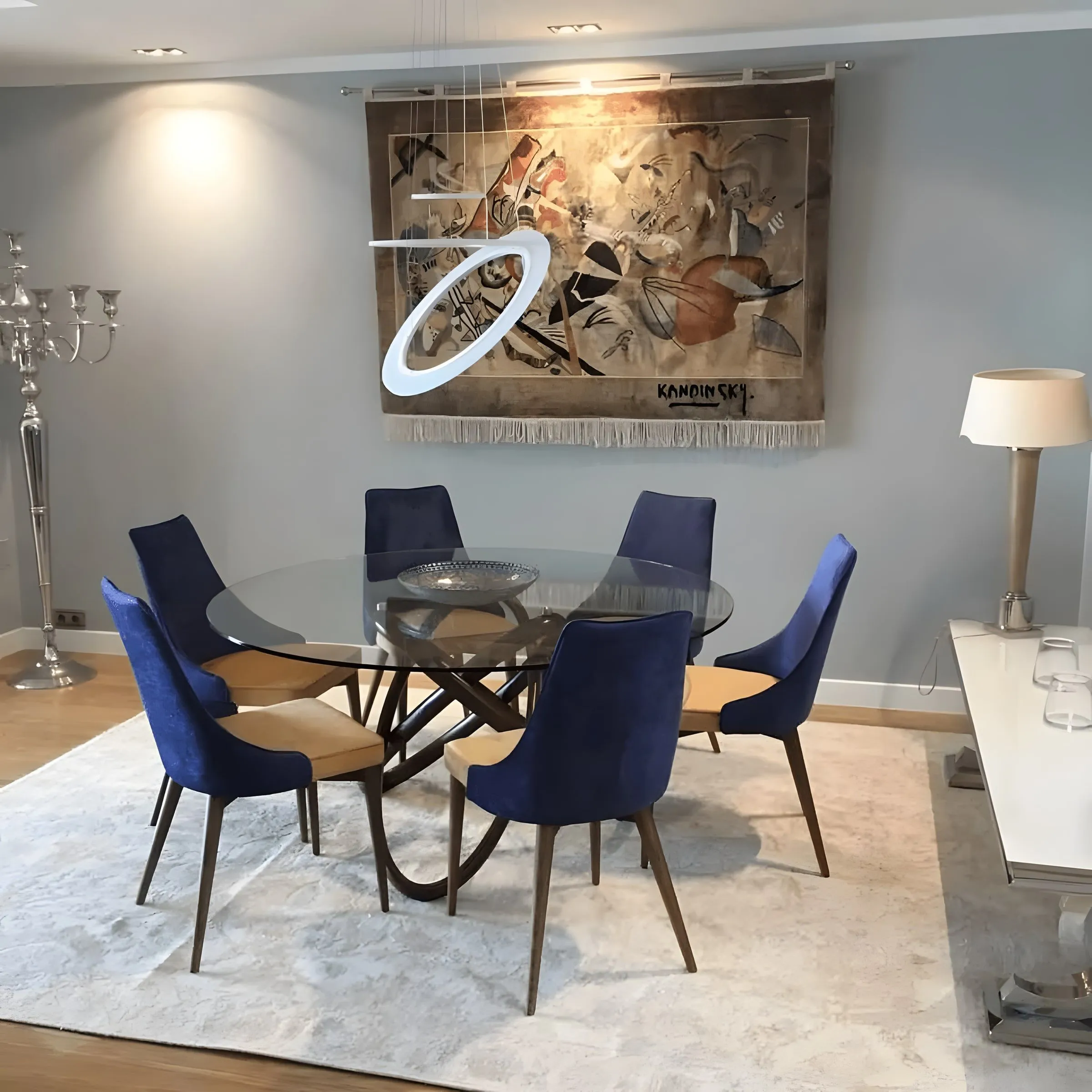 Comedor con sillas azules y mesa de cristal