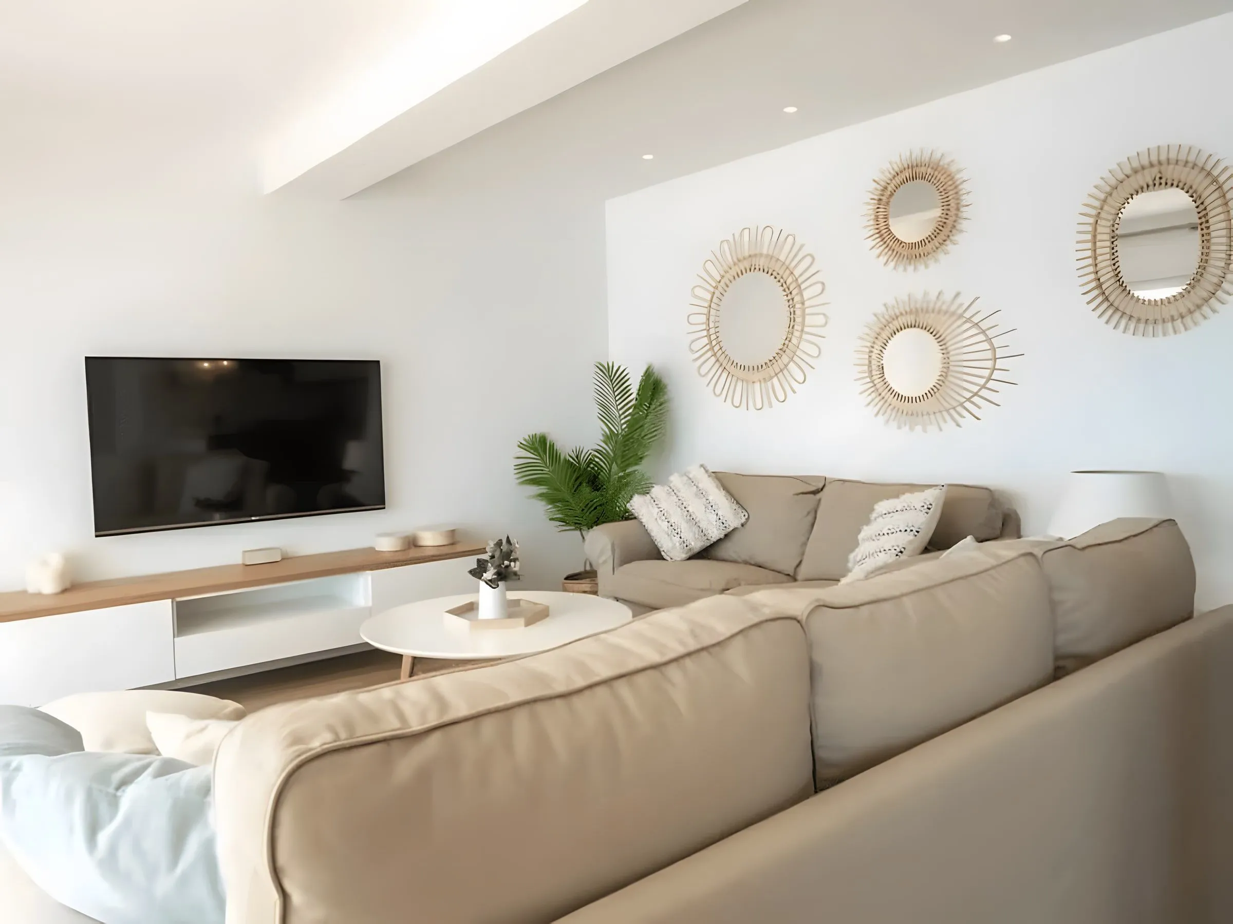 Salón de estilo mediterráneo con espejos de mimbre