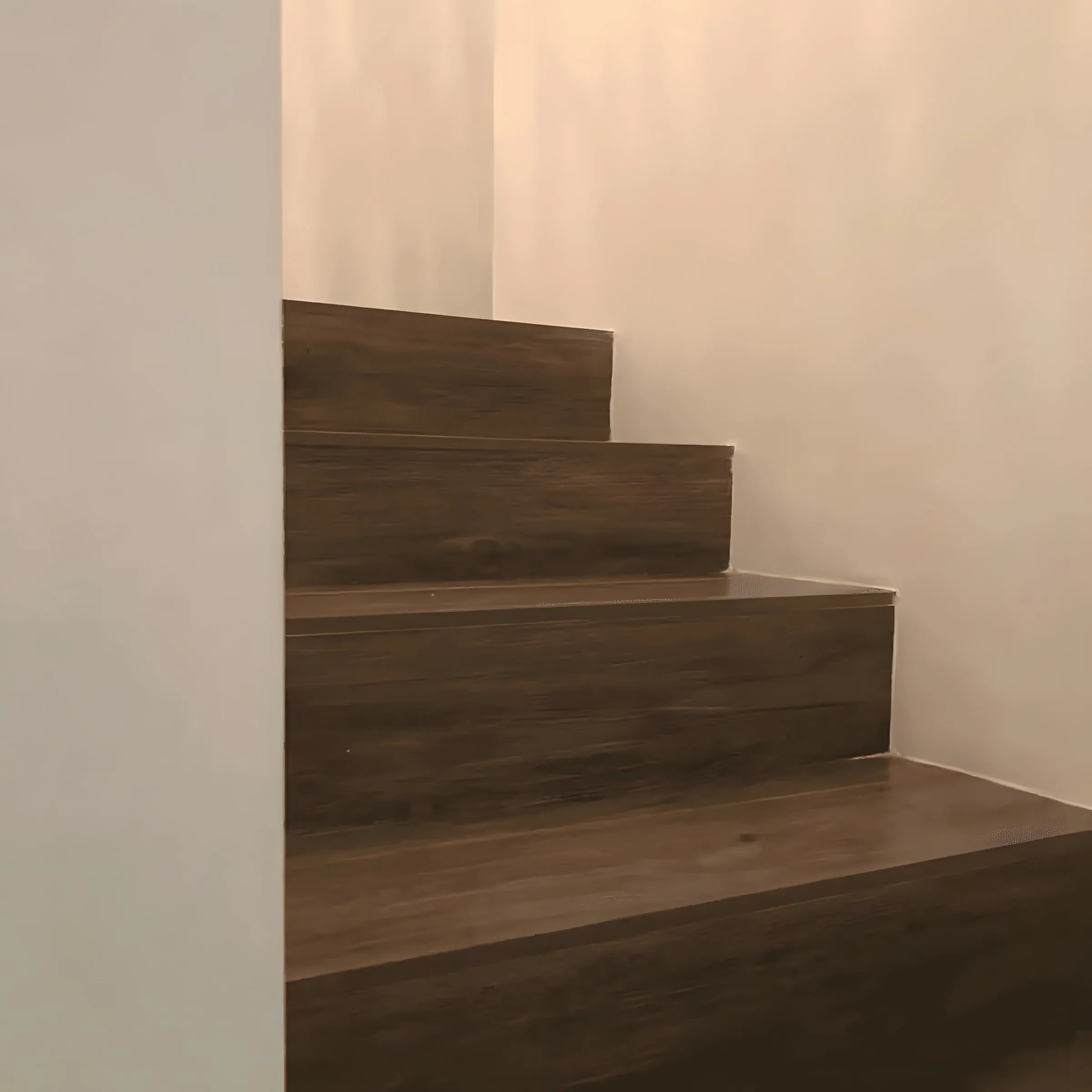 Escalera revestida de madera