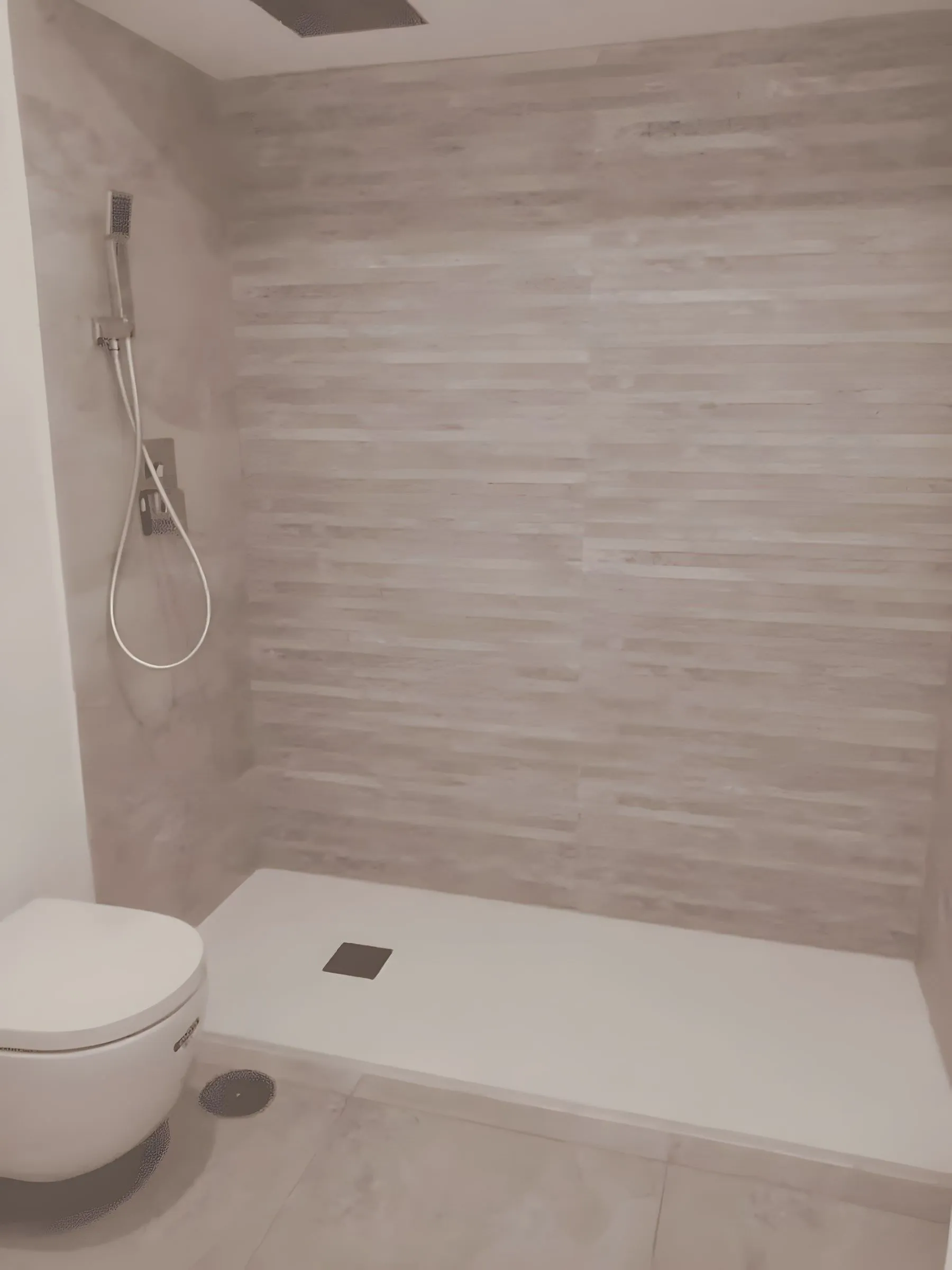 Ducha con revestimiento efecto madera