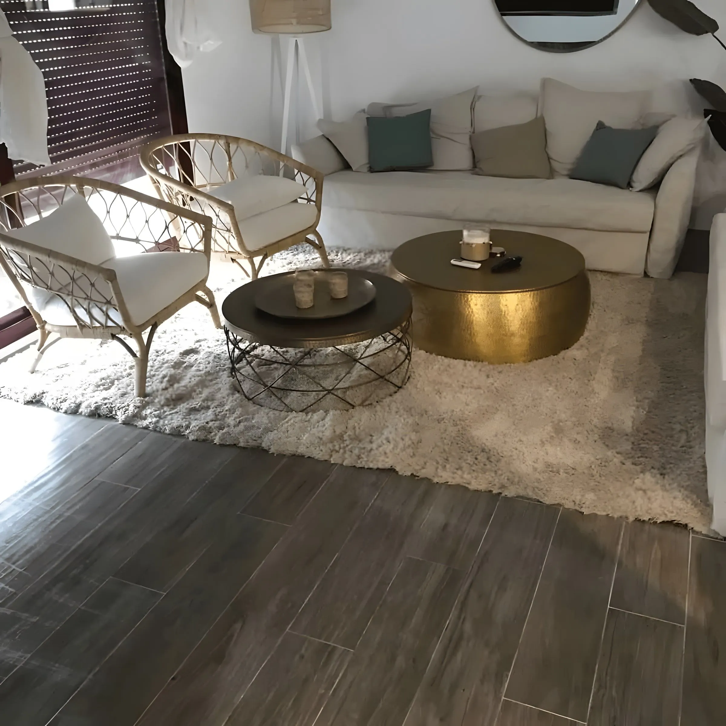 Salón reformado con sofá claro y mesa dorada