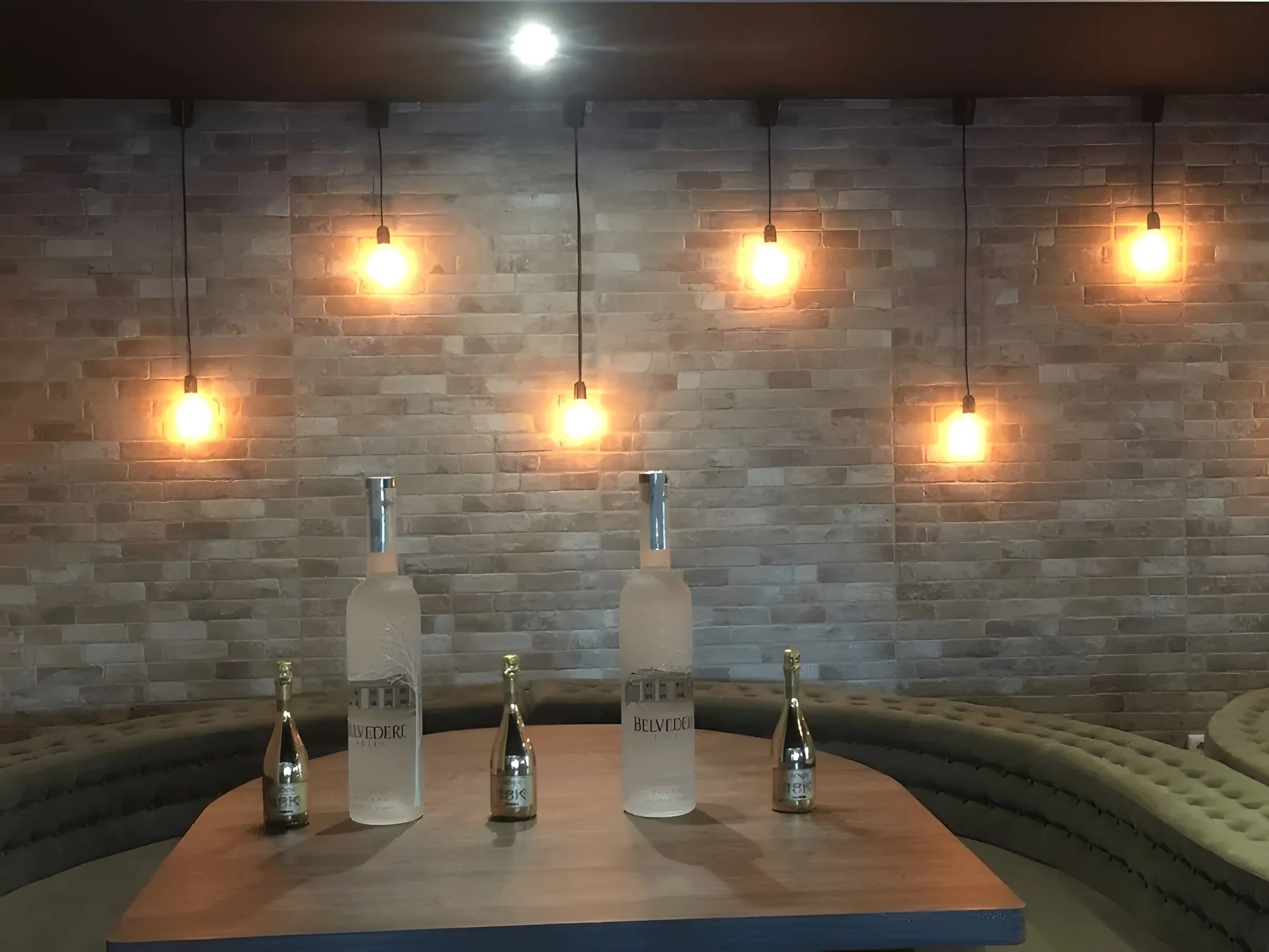 Booth with brick wall and pendant lamps