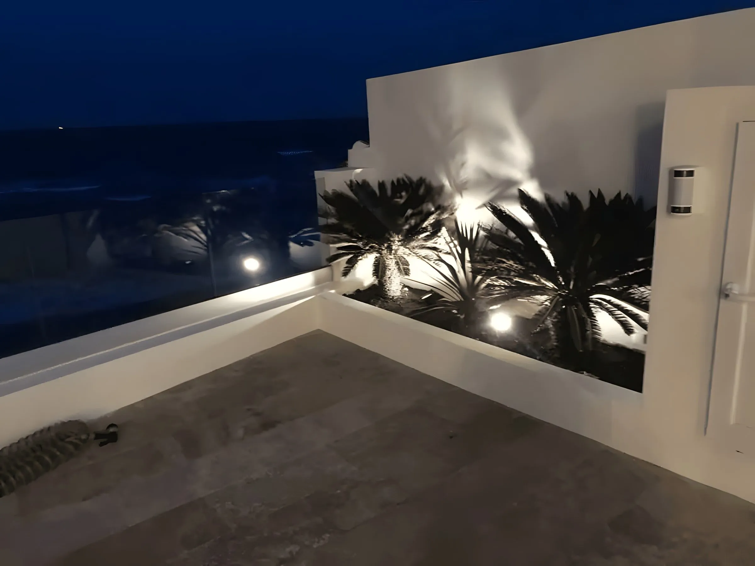 Terraza iluminada de noche