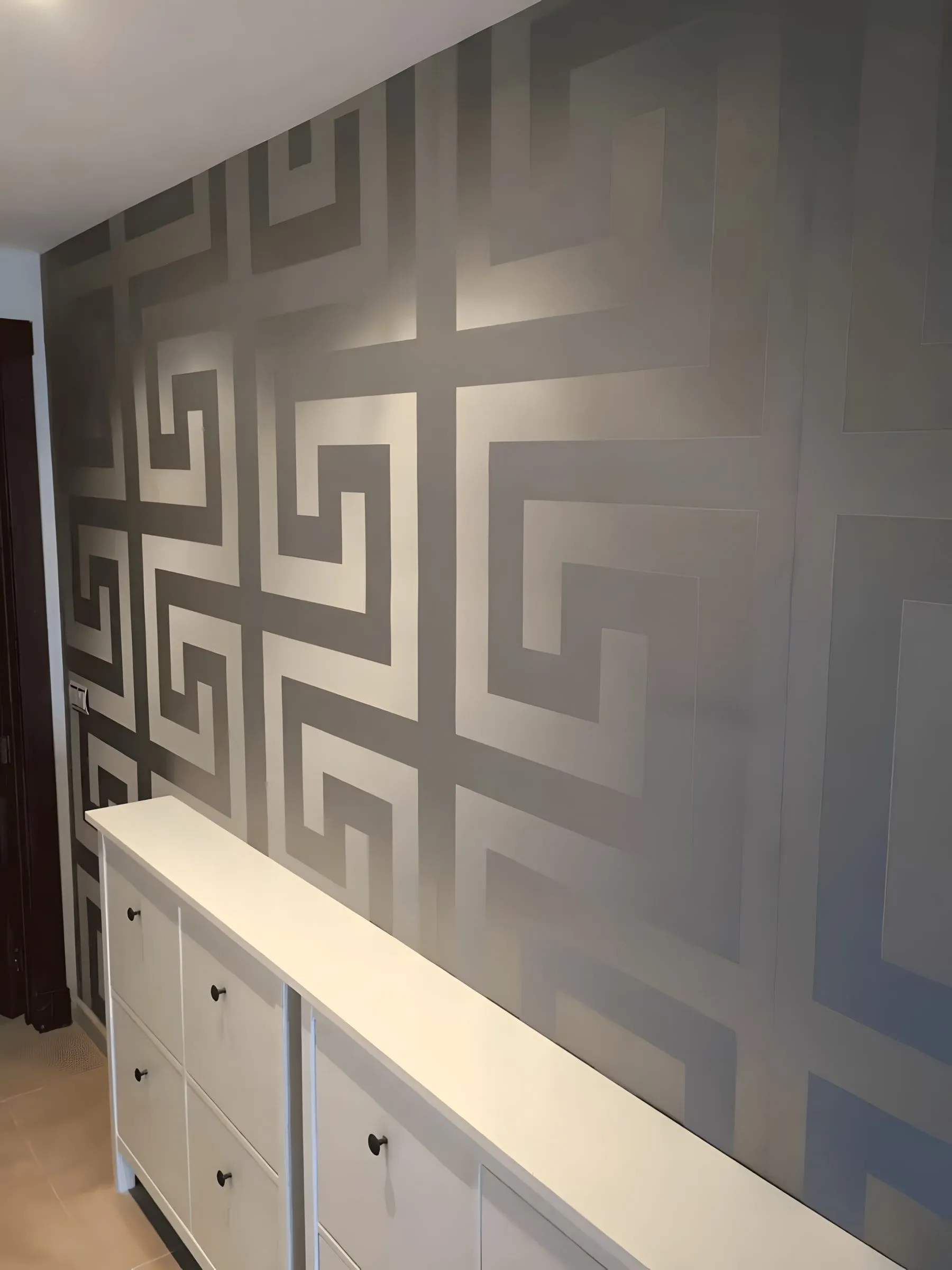 Pared con papel de greca