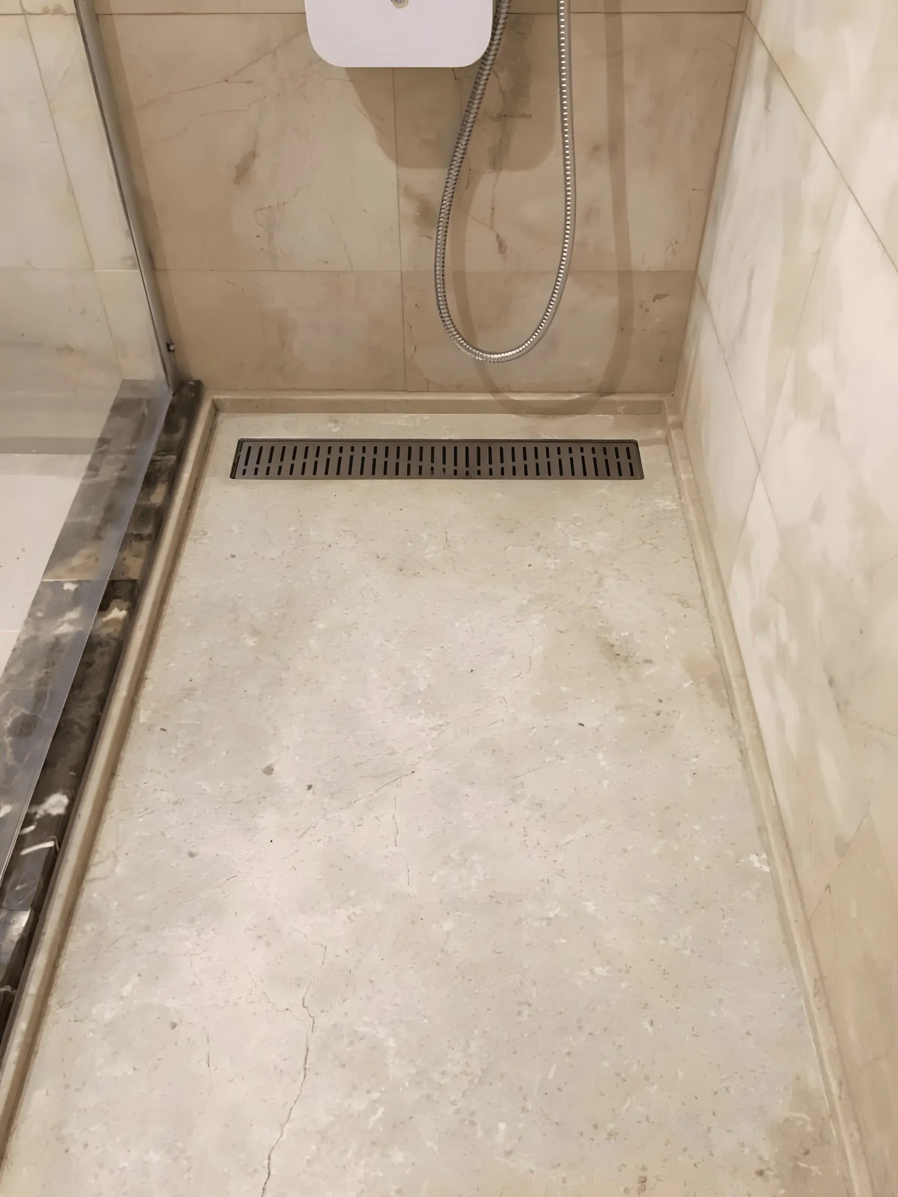 Ducha de obra con sumidero lineal