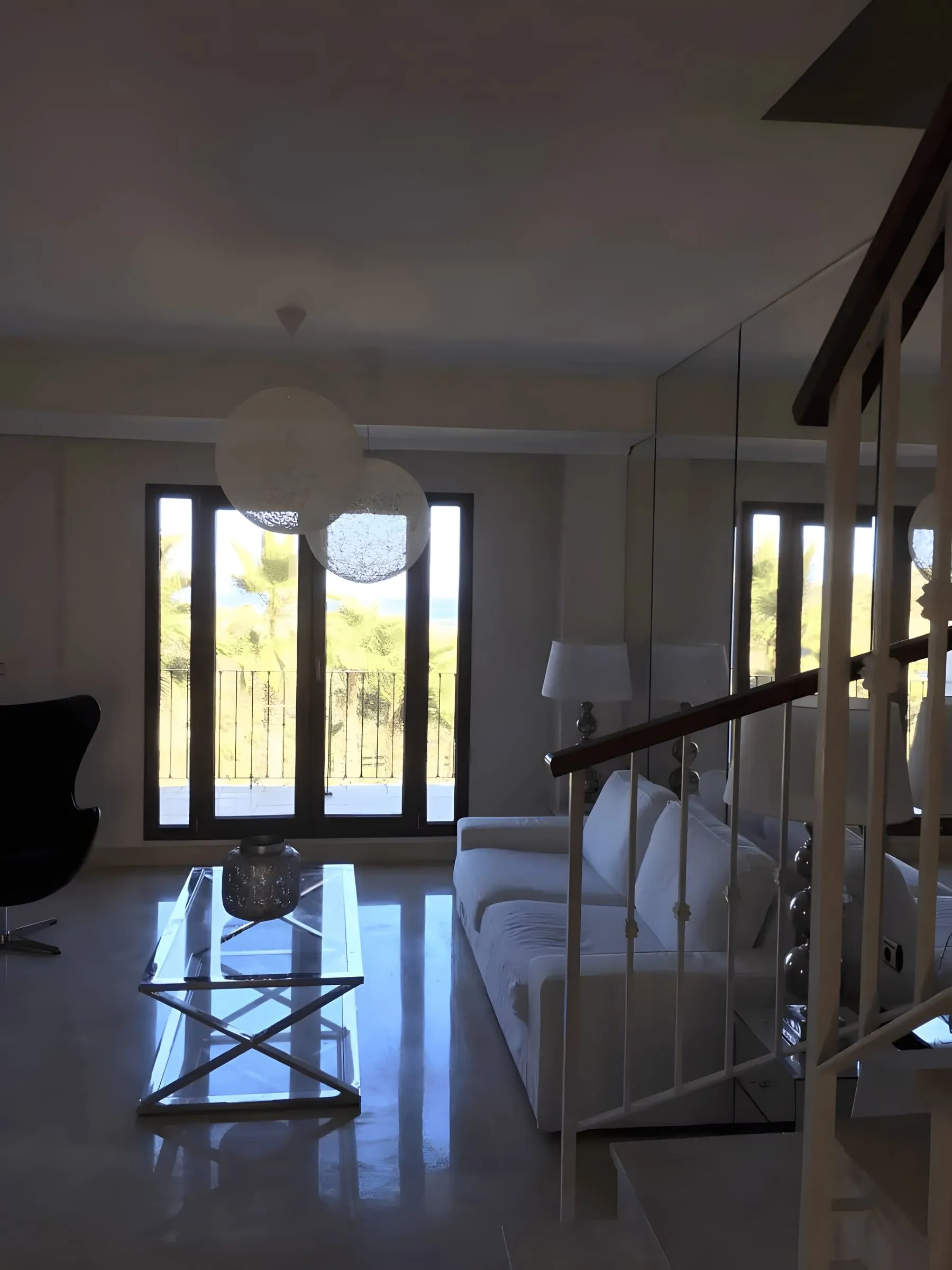 Salón a doble altura con escalera
